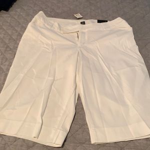 NWT Lane Bryant 17” white capris Size 20